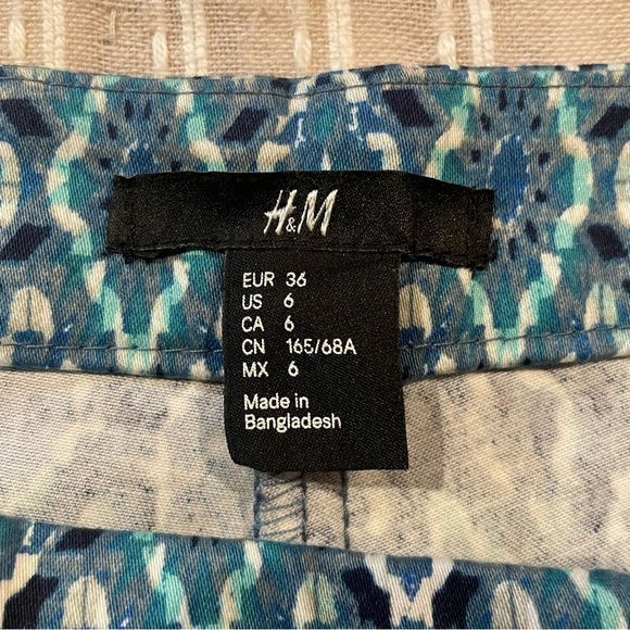 H&M Blue Diamond Geometric Patterned High Rise Shorts 6 - Picture 4 of 9